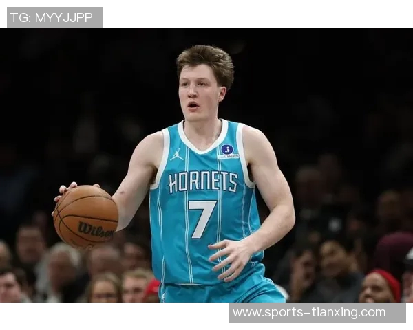 克尼佩尔昨日崴脚伤退今日现身兄弟高中比赛走路正常未佩戴护具